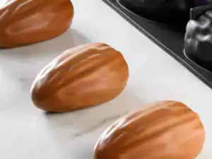 SINGLE SERVING PORTION ALMOND-SHAPED SILICONE MOULD "ALMOND" PAVONI